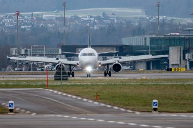 Zürih, İsviçre, 15 Ocak 2024 HB-IJO İsviçre Yıldızlar İttifakı Airbus A320-214 uçağı konumuna doğru ilerliyor.