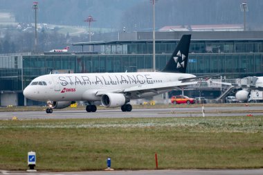 Zürih, İsviçre, 15 Ocak 2024 HB-IJO İsviçre Yıldızlar İttifakı Airbus A320-214 uçağı konumuna doğru ilerliyor.
