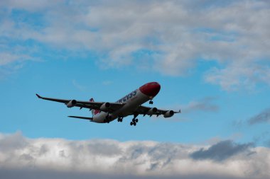 Zürih, İsviçre, 15 Ocak 2024 HB-JMD Edelweiss Air Airbus A340-313X uçağı 14 numaralı piste iniyor.