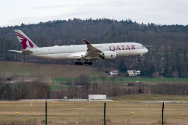 Zürih, İsviçre, 15 Ocak 2024 A7-ALH Katar Havayolları Airbus A350-941 uçak 14 numaralı piste iniyor.