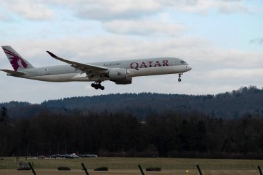 Zürih, İsviçre, 15 Ocak 2024 A7-ALH Katar Havayolları Airbus A350-941 uçak 14 numaralı piste iniyor.
