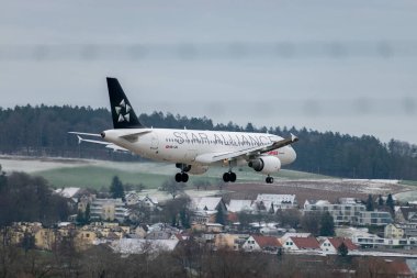 Zürih, İsviçre, 15 Ocak 2024 HB-IJN İsviçre Star Alliance Airbus A320-214 numaralı uçak 14 nolu piste iniyor.