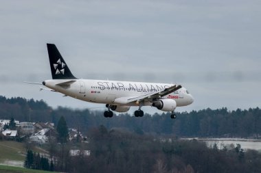 Zürih, İsviçre, 15 Ocak 2024 HB-IJN İsviçre Star Alliance Airbus A320-214 numaralı uçak 14 nolu piste iniyor.