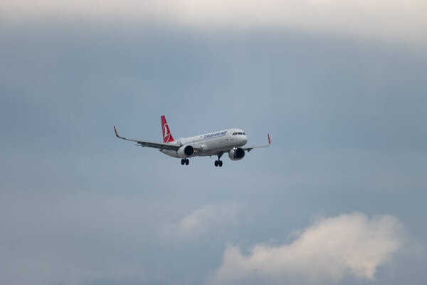 Цюрих, Швейцария, 15 января 2024 года Самолет Airbus A321-271NX авиакомпании Turkish Airlines приземляется на взлетно-посадочной полосе 14