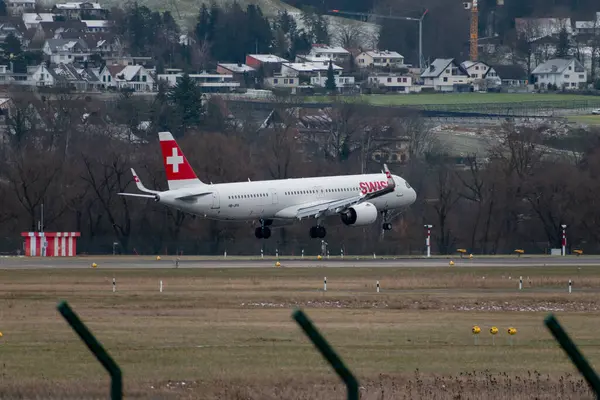 Zürih, İsviçre, 15 Ocak 2024 HB-JPA İsviçre uluslararası havayolları Airbus 321-271 NX uçağı 14 numaralı piste iniyor.