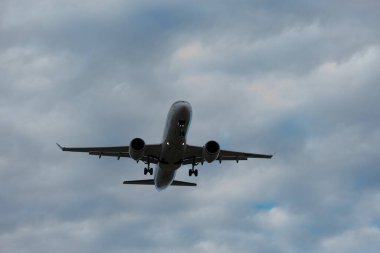 Zürih, İsviçre, 15 Ocak 2024 HB-JCF İsviçreli bombardıman uçağı CS-300 veya Airbus A220 uçağı 14. piste iniyor.