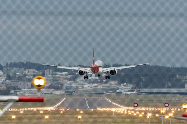 Zürih, İsviçre, 15 Ocak 2024 HB-AZK Helvetic Havayolları Embraer E195-E2 uçağı 14. piste iniyor.