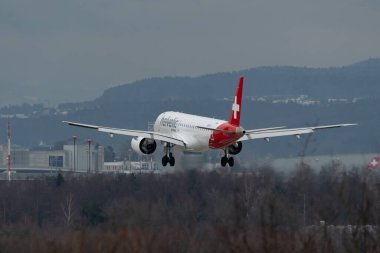 Zürih, İsviçre, 15 Ocak 2024 HB-AZD Helvetic Havayolları Embraer E190-E2 uçağı 14. piste iniyor.