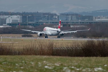 Zürih, İsviçre, 15 Ocak 2024 HB-JHN İsviçreli uluslararası havayolları Airbus A330-343 uçağı 14 numaralı piste iniyor.