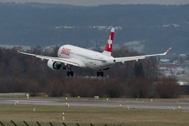 Zürih, İsviçre, 15 Ocak 2024 HB-JCB İsviçreli bombardıman uçağı CS-300 veya Airbus A220 uçağı 14 nolu piste iniyor.