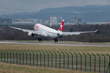 Zürih, İsviçre, 15 Ocak 2024 HB-JHC İsviçreli uluslararası havayolları Airbus A330-343 uçağı 14 numaralı piste iniyor.