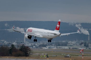 Zürih, İsviçre, 15 Ocak 2024 HB-JPD İsviçreli uluslararası havayolları Airbus A321-271 NX uçağı 14 numaralı piste iniyor.