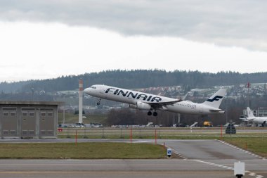 Zürih, İsviçre, 15 Ocak 2024 OH-LZN Finnair Airbus A321-231 uçak kalkıyor.