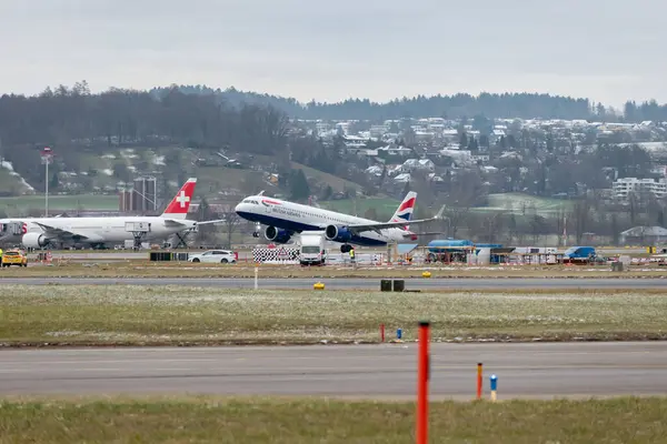 Zürih, İsviçre, 15 Ocak 2024 G-TNEB British Airways Airbus A320-251NX uçağı kalkıyor.