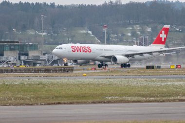 Zürih, İsviçre, 15 Ocak 2024 HB-JHI İsviçreli uluslararası havayolları Airbus A330-343 uçağı kalkıyor.