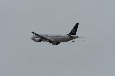 Zürih, İsviçre, 15 Ocak 2024 HB-IJO İsviçre Uzay İttifakı Airbus A320-214 Pist 28 'den kalkıyor.