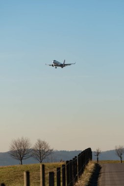 Zürih, İsviçre, 16 Ocak 2024 HB-JVY Helvetic Airways Embraer E190-LR uçağı 14. piste yaklaşmaktadır.