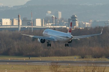 Zürih, İsviçre, 16 Ocak 2024 HB-JPD İsviçreli uluslararası havayolu Airbus A321-271 NX uçağı 14 nolu piste yaklaşmak üzere.