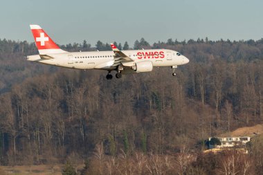 Zürih, İsviçre, 16 Ocak 2024 HB-JBB İsviçre Airbus A220-100 veya Bombardıman uçağı 14 nolu piste yaklaşırken