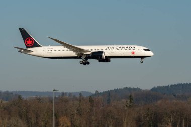 Zürih, İsviçre, 16 Ocak 2024 C-GWUU Air Canada Boeing 787-9 Dreamliner uçağı 14 numaralı piste yaklaşıyor.