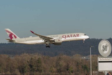 Zürih, İsviçre, 16 Ocak 2024 A7-AMF Katar Havayolları Airbus A350-941 14. piste yaklaşan son uçak.