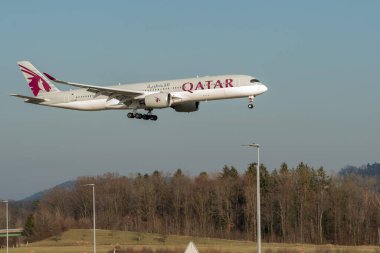 Zürih, İsviçre, 16 Ocak 2024 A7-AMF Katar Havayolları Airbus A350-941 14. piste yaklaşan son uçak.