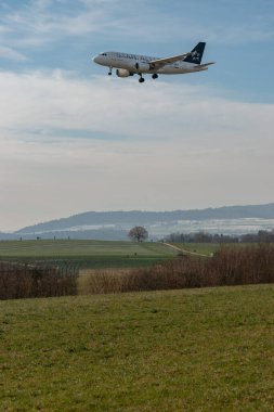 Zürih, İsviçre, 16 Ocak 2024 D-AILS Lufthansa Star Alliance Airbus A319-114 numaralı uçak 14 numaralı piste yaklaşıyor.