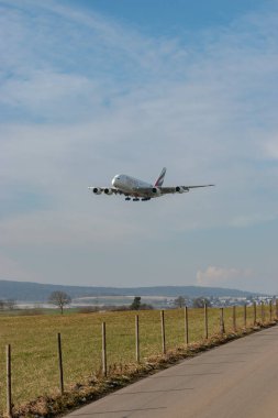 Zürih, İsviçre, 16 Ocak 2024 A6-EOC Emirlikleri Airbus A380-861 14. piste yaklaşan son uçak.