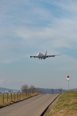 Zürih, İsviçre, 16 Ocak 2024 A6-EOC Emirlikleri Airbus A380-861 14. piste yaklaşan son uçak.