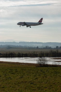Zürih, İsviçre, 16 Ocak 2024 HB-IJP İsviçreli uluslararası havayolları Airbus A320-214, 14. piste yaklaşan son uçak.