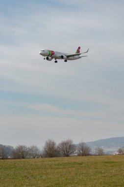 Zürih, İsviçre, 16 Ocak 2024 CS-TJI TAP Air Portugal Airbus A320-251N 14. piste yaklaşan son uçak.