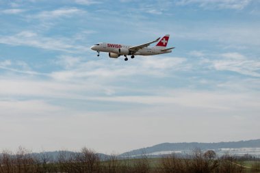 Zürih, İsviçre, 16 Ocak 2024 HB-JBC İsviçre Airbus A220-100 veya Bombacı CS-100 uçağı 14 nolu piste iniyor.