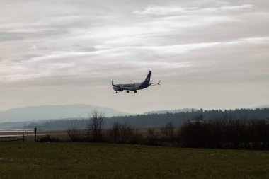 Zürih, İsviçre, 16 Ocak 2024 TF-ICI İzlanda Hava Boeing 737-8 MAX uçağı 14 numaralı piste yaklaşıyor.