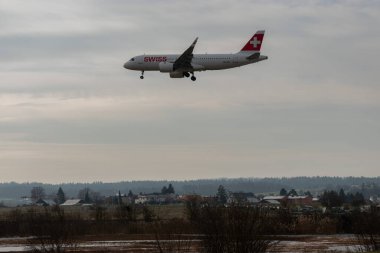 Zürih, İsviçre, 16 Ocak 2024 HB-JDA İsviçreli uluslararası havayolları Airbus A320-271N uçağı 14 nolu piste yaklaşmak üzeredir.