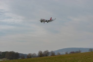 Zürih, İsviçre, 16 Ocak 2024 HB-JDA İsviçreli uluslararası havayolları Airbus A320-271N uçağı 14 nolu piste yaklaşmak üzeredir.