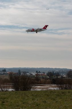 Zürih, İsviçre, 16 Ocak 2024 HB-JWA REGA İsviçreli hava ambulansı Bombacı 650 uçak 14 nolu piste yaklaşıyor.