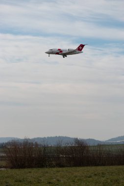 Zürih, İsviçre, 16 Ocak 2024 HB-JWA REGA İsviçreli hava ambulansı Bombacı 650 uçak 14 nolu piste yaklaşıyor.