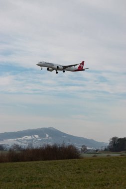 Zürih, İsviçre, 16 Ocak 2024 HB-AZJ Helvetic Havayolları Embraer E195-E2 uçakları 14. piste yaklaşıyorlar.