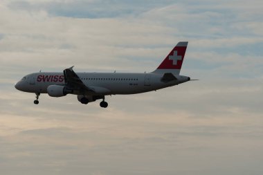 Zürih, İsviçre, 16 Ocak 2024 HB-JLQ İsviçreli uluslararası havayolları Airbus A320-214, 14 nolu piste yaklaşmaktadır.