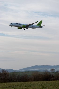 Zürih, İsviçre, 16 Ocak 2024 YL-AAAO Hava Baltık Bombacısı CS-300 veya Airbus A220-300 uçağı 14 numaralı piste yaklaşmaktadır.