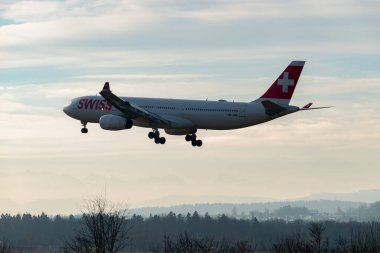 Zürih, İsviçre, 16 Ocak 2024 HB-JHH İsviçreli uluslararası havayolu Airbus A330-343, 14. piste yaklaşan son uçak.