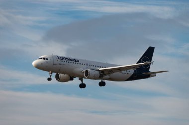 Zürih, İsviçre, 16 Ocak 2024 D-AIQS Lufthansa Airbus A320-211 14. piste yaklaşan son uçak.