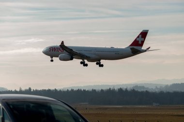 Zürih, İsviçre, 16 Ocak 2024 HB-JHJ İsviçreli uluslararası havayolları Airbus A330-343, 14. piste yaklaşan son uçak.