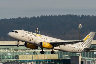 Zürih, İsviçre, 16 Ocak 2024 EC-MFL Vueling Airlines Airbus A320-232 uçağı kalkıyor.