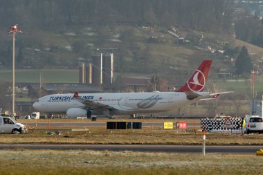 Zürih, İsviçre, 16 Ocak 2024 TC-LOB Türk Hava Yolları Airbus A330-343 uçağı konumuna doğru ilerliyor