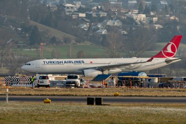 Zürih, İsviçre, 16 Ocak 2024 TC-LOB Türk Hava Yolları Airbus A330-343 uçağı konumuna doğru ilerliyor