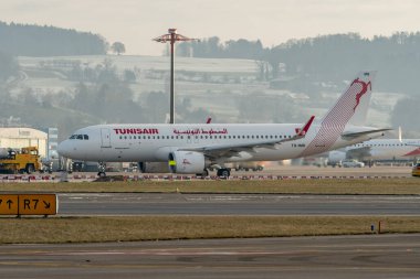 Zürih, İsviçre, 16 Ocak 2024 TS-IMB Tunisair Airbus A320-251N uçağı konumuna doğru ilerliyor.