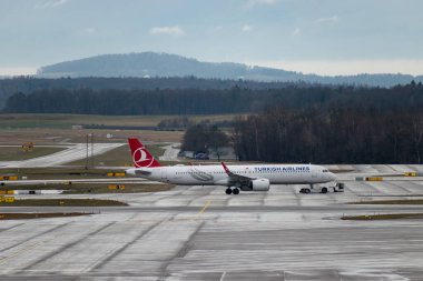 Zürih, İsviçre, 17 Ocak 2024 TC-LSA Türk Hava Yolları Airbus A321-271 NX uçağı yağmurlu bir günde geçitten geri püskürtüldü