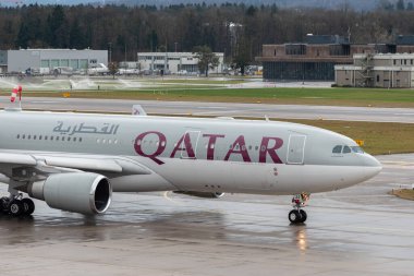 Zürih, İsviçre, 17 Ocak 2024 A7-HJJ Katar Havayolları Airbus A330-202, yağmurlu bir günde kalkış konumuna geçiyor.