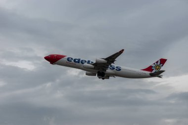 Zürih, İsviçre, 17 Ocak 2024 HB-JMF Edelweiss Air Airbus A340-313X uçağı yağmurlu bir günde 16. pistten kalkıyor.